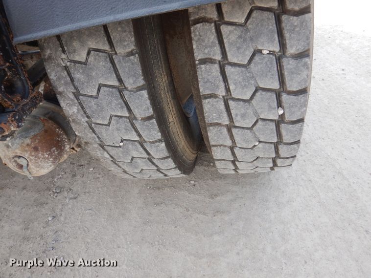 image for item HP9821 2000 Volvo VN  semi truck