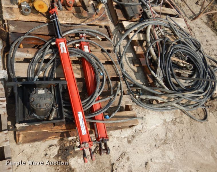 image for item HP9840 (9) hydraulic cylinders