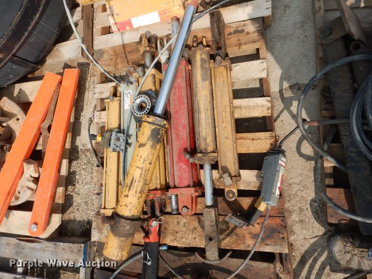 image for item HP9840 (9) hydraulic cylinders