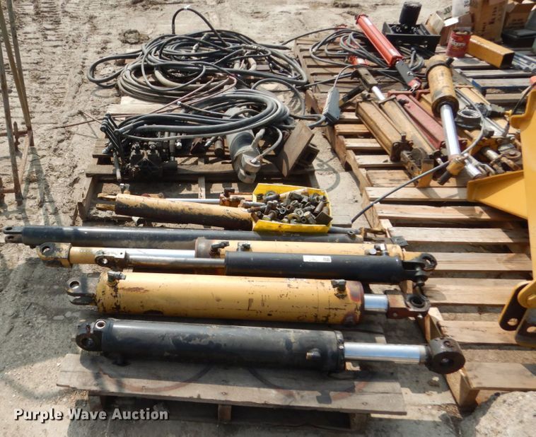 image for item HP9842 (7) hydraulic cylinders