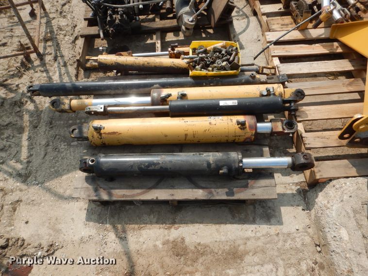 image for item HP9842 (7) hydraulic cylinders