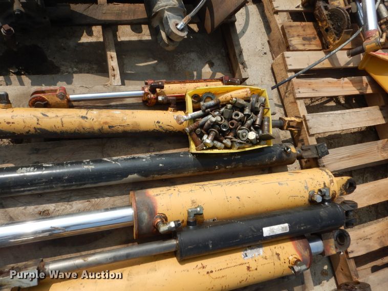 image for item HP9842 (7) hydraulic cylinders