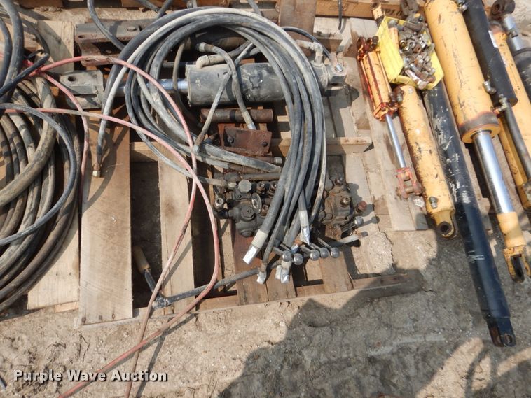 image for item HP9842 (7) hydraulic cylinders