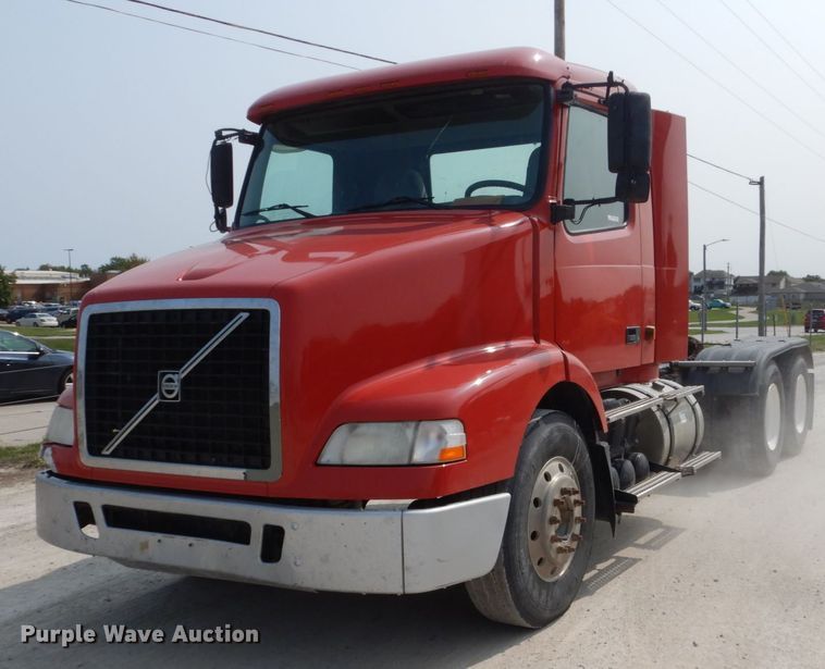 image for item HP9864 2006 Volvo VN  semi truck