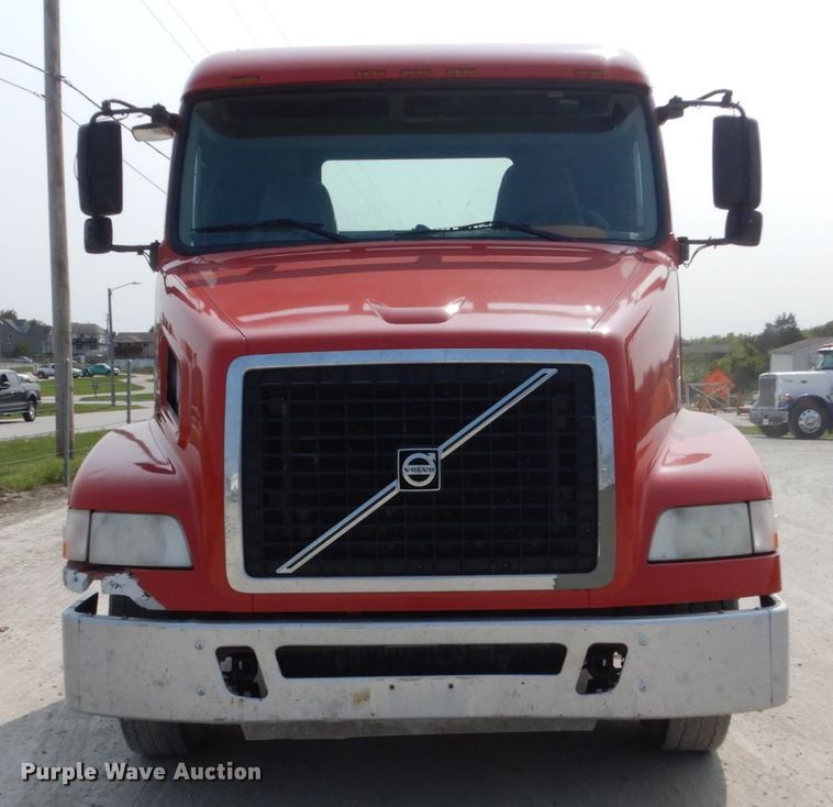 image for item HP9864 2006 Volvo VN  semi truck