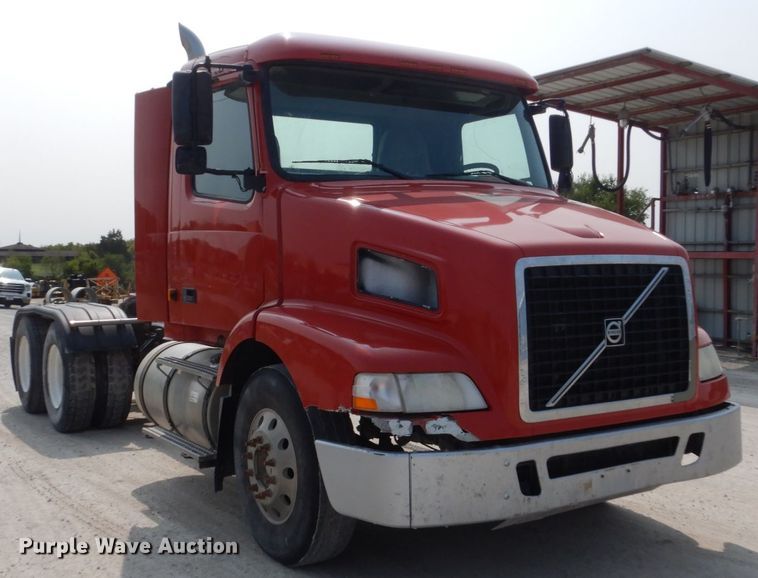 image for item HP9864 2006 Volvo VN  semi truck