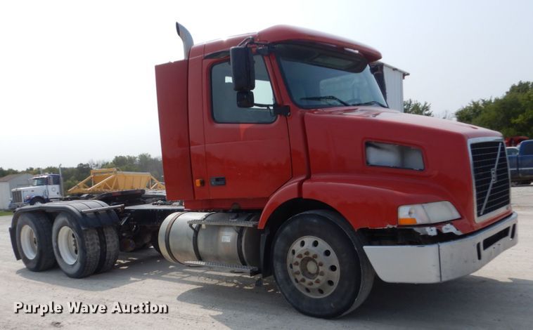 image for item HP9864 2006 Volvo VN  semi truck