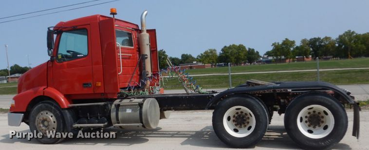 image for item HP9864 2006 Volvo VN  semi truck