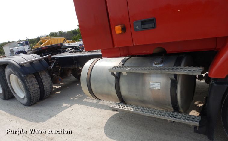 image for item HP9864 2006 Volvo VN  semi truck