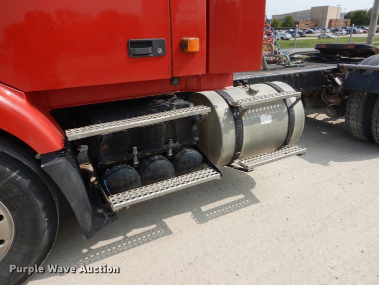 image for item HP9864 2006 Volvo VN  semi truck