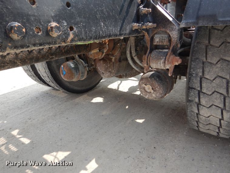 image for item HP9864 2006 Volvo VN  semi truck