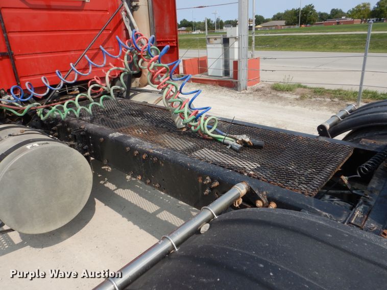 image for item HP9864 2006 Volvo VN  semi truck