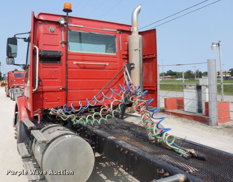 image for item HP9864 2006 Volvo VN  semi truck