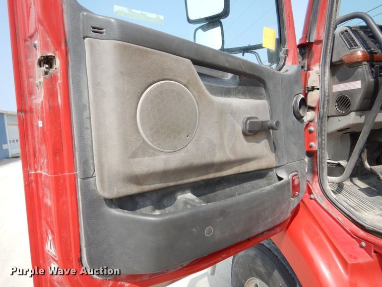 image for item HP9864 2006 Volvo VN  semi truck