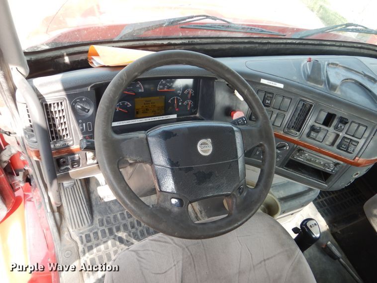 image for item HP9864 2006 Volvo VN  semi truck