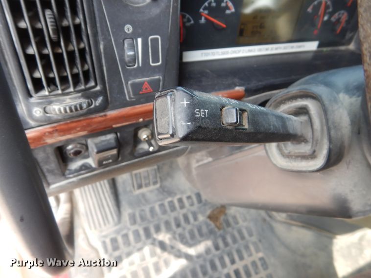 image for item HP9864 2006 Volvo VN  semi truck