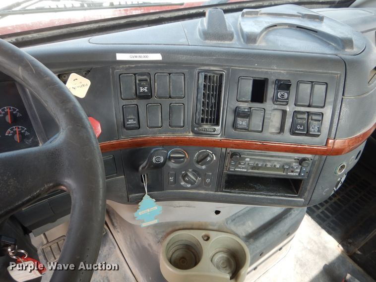 image for item HP9864 2006 Volvo VN  semi truck