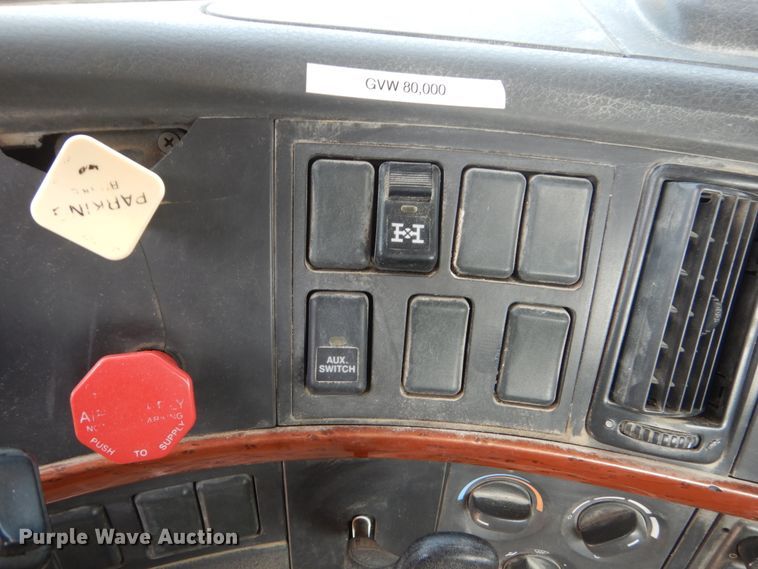 image for item HP9864 2006 Volvo VN  semi truck