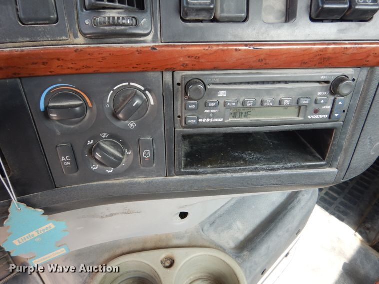 image for item HP9864 2006 Volvo VN  semi truck