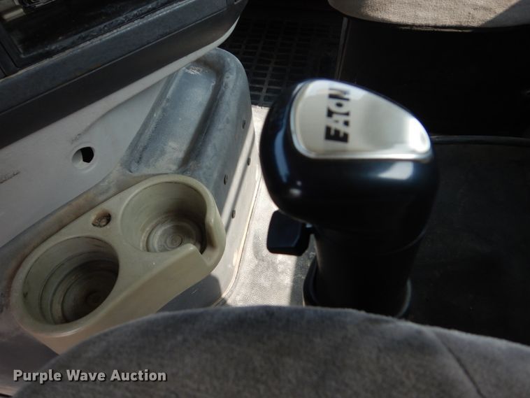 image for item HP9864 2006 Volvo VN  semi truck