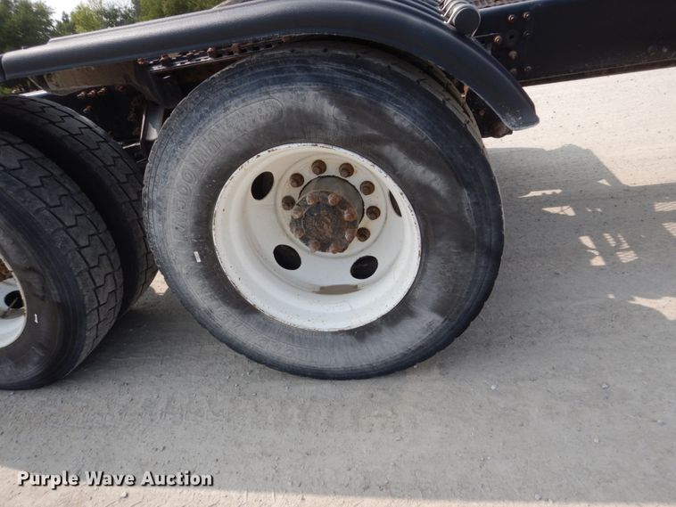 image for item HP9864 2006 Volvo VN  semi truck