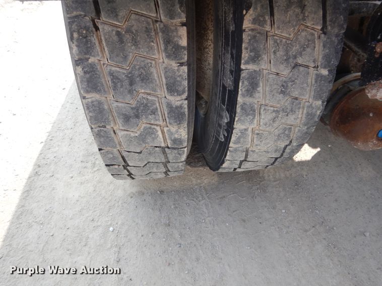 image for item HP9864 2006 Volvo VN  semi truck