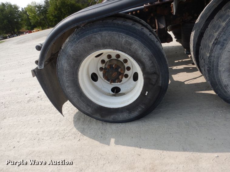 image for item HP9864 2006 Volvo VN  semi truck