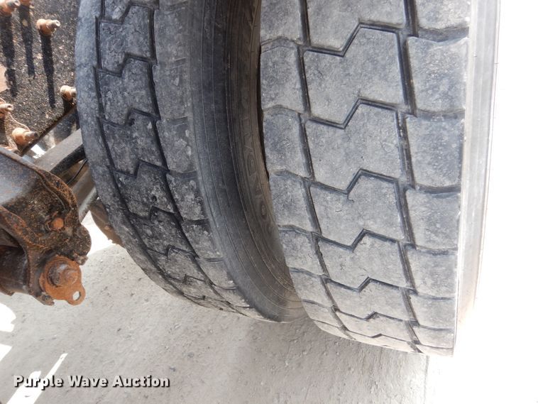 image for item HP9864 2006 Volvo VN  semi truck