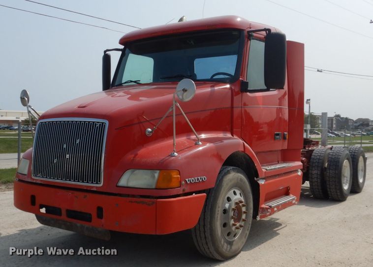 image for item HP9865 2002 Volvo VN  semi truck