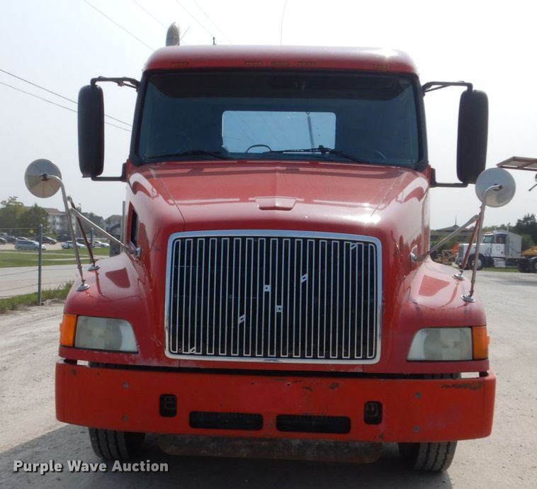 image for item HP9865 2002 Volvo VN  semi truck