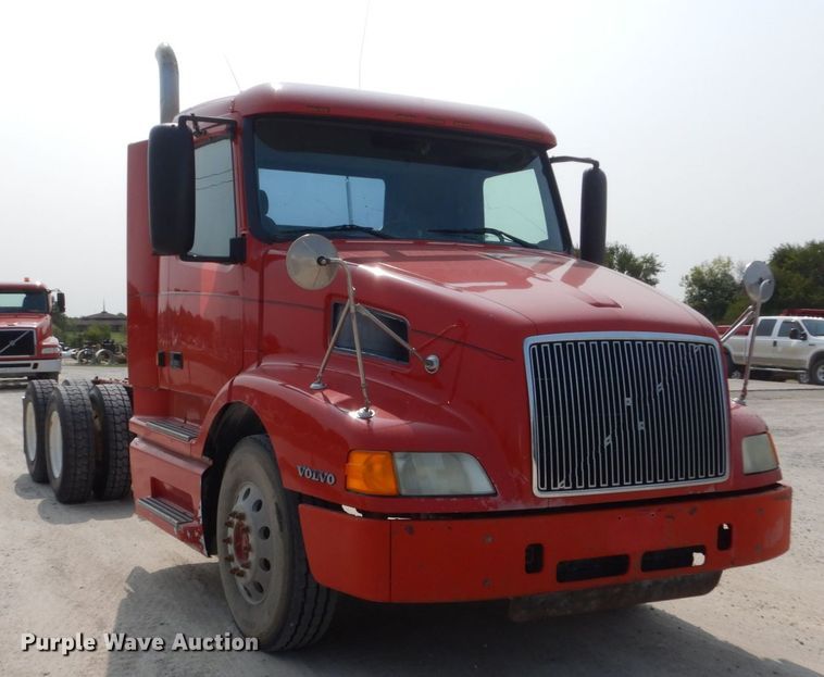 image for item HP9865 2002 Volvo VN  semi truck