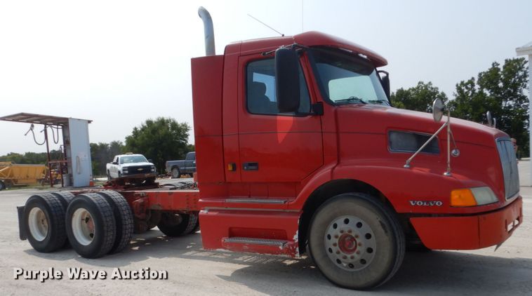 image for item HP9865 2002 Volvo VN  semi truck