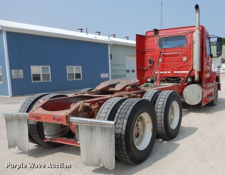 image for item HP9865 2002 Volvo VN  semi truck