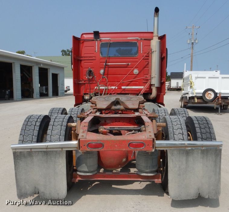 image for item HP9865 2002 Volvo VN  semi truck