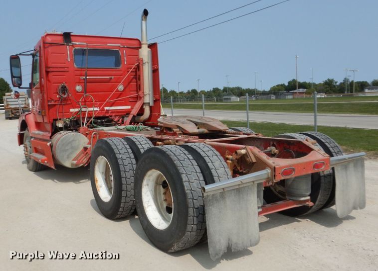 image for item HP9865 2002 Volvo VN  semi truck