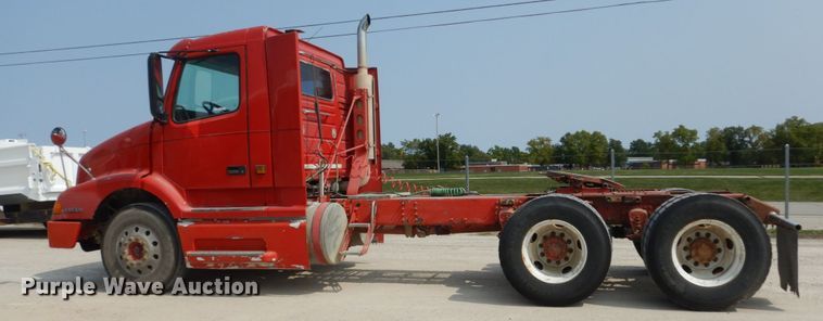 image for item HP9865 2002 Volvo VN  semi truck