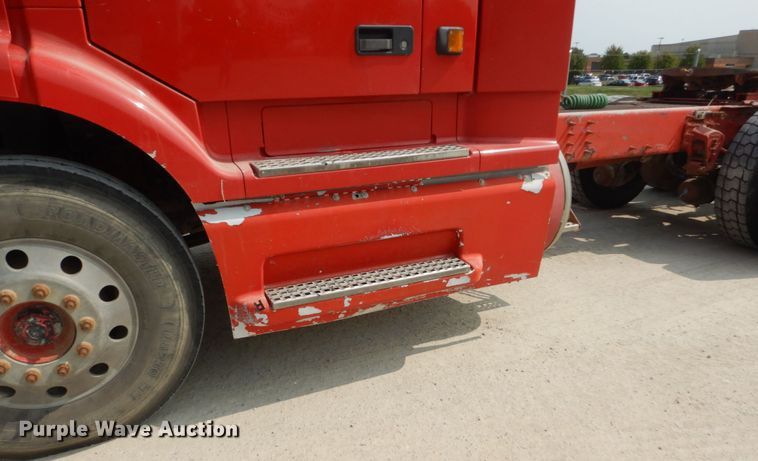 image for item HP9865 2002 Volvo VN  semi truck