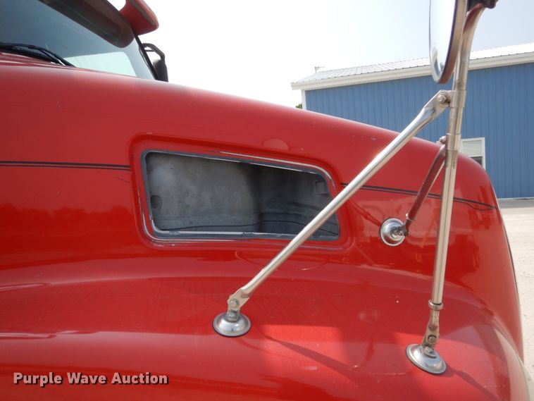 image for item HP9865 2002 Volvo VN  semi truck