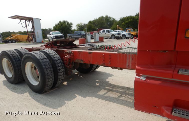 image for item HP9865 2002 Volvo VN  semi truck