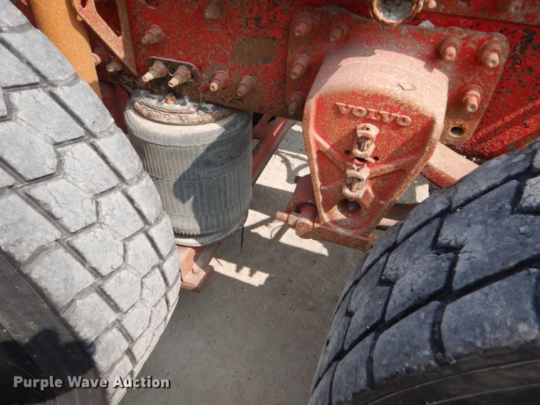 image for item HP9865 2002 Volvo VN  semi truck