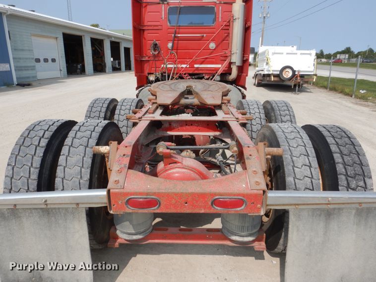 image for item HP9865 2002 Volvo VN  semi truck