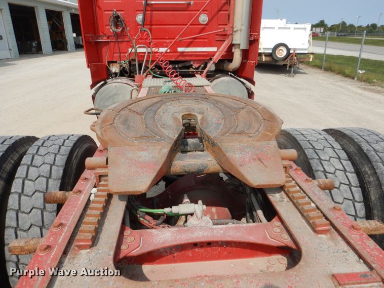 image for item HP9865 2002 Volvo VN  semi truck