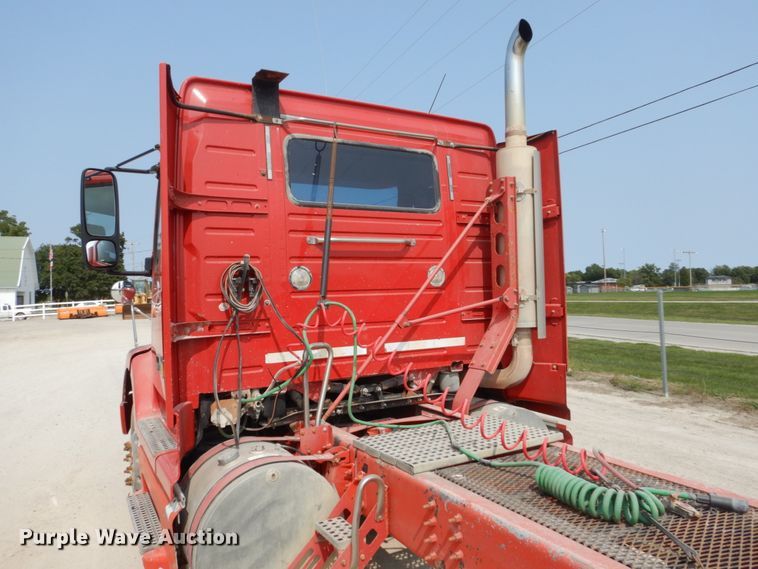 image for item HP9865 2002 Volvo VN  semi truck