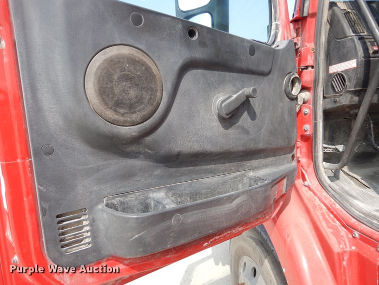 image for item HP9865 2002 Volvo VN  semi truck