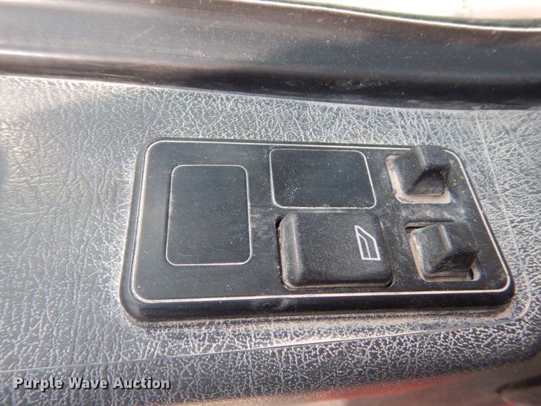 image for item HP9865 2002 Volvo VN  semi truck