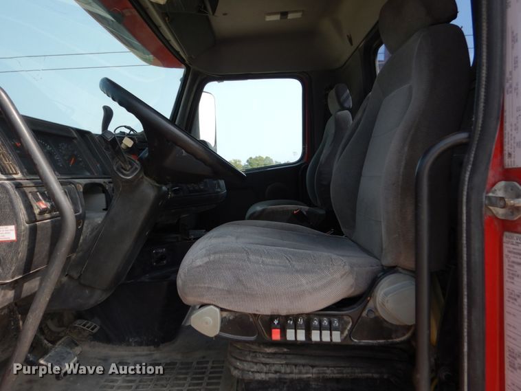 image for item HP9865 2002 Volvo VN  semi truck