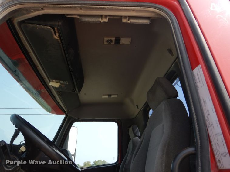 image for item HP9865 2002 Volvo VN  semi truck