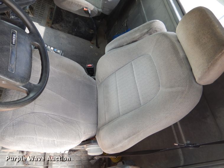 image for item HP9865 2002 Volvo VN  semi truck