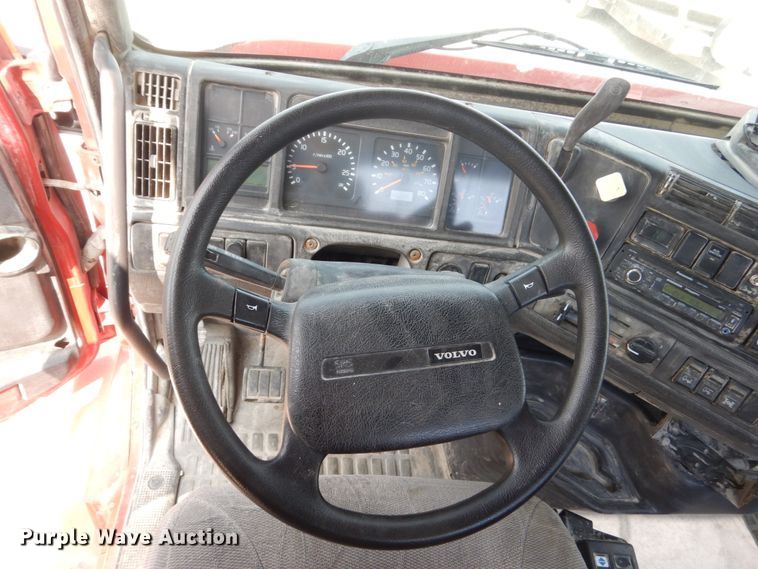 image for item HP9865 2002 Volvo VN  semi truck