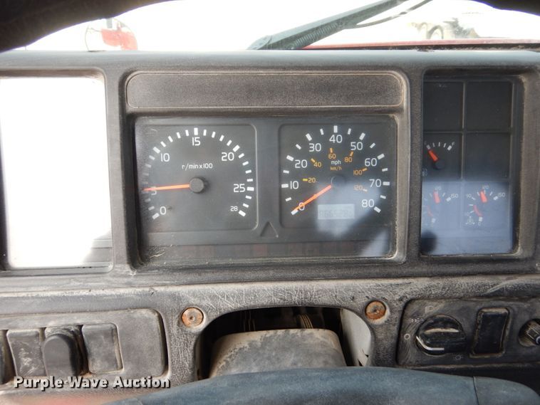 image for item HP9865 2002 Volvo VN  semi truck